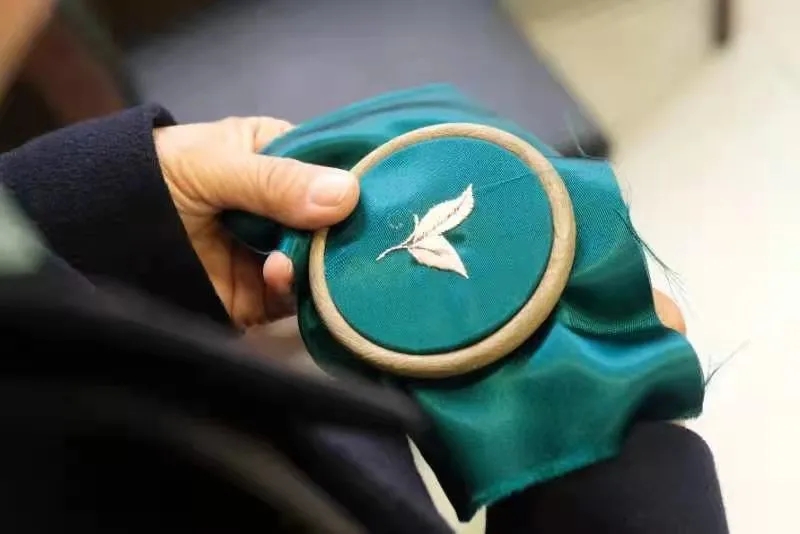 瞧!这些“扎根”在布料上的叶片,真美! 640.webp (10).jpg