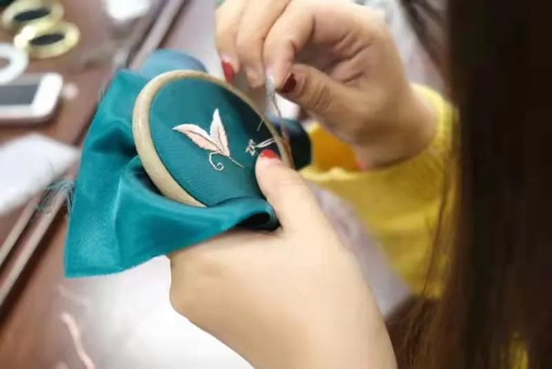 瞧!这些“扎根”在布料上的叶片,真美! 640.webp (11).jpg