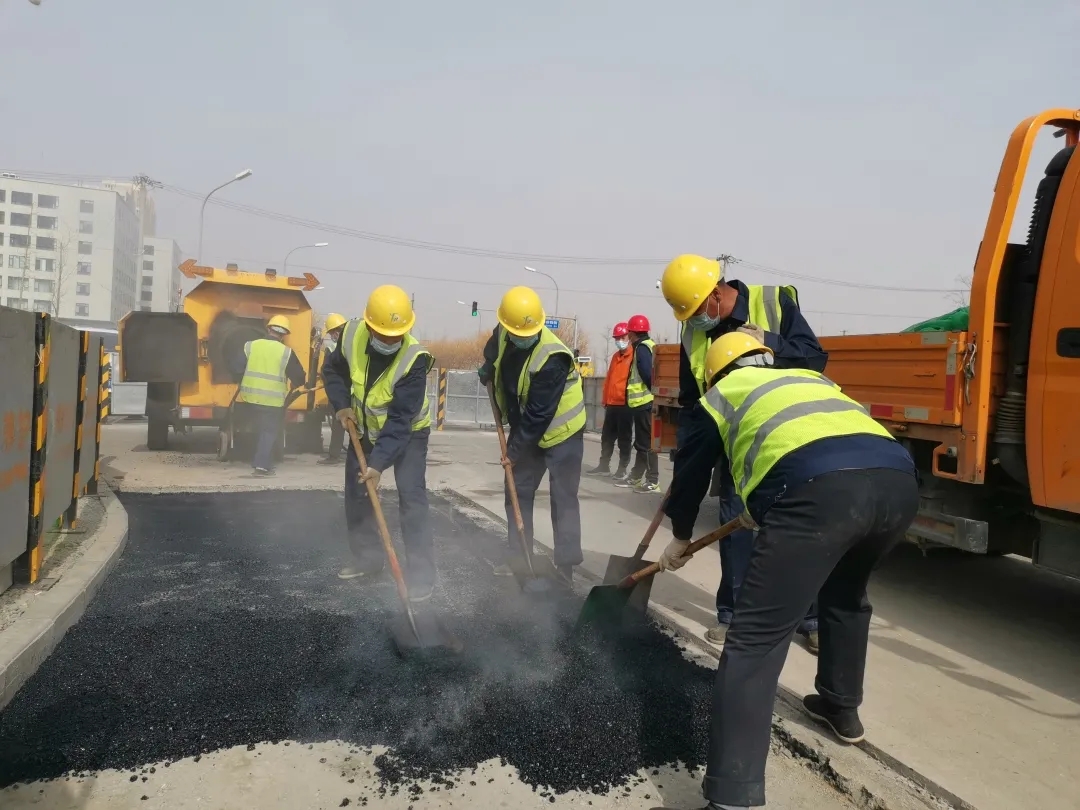 这两台“修路神器”让破损路面“未诉先修”.webp.jpg 这两台“修路神器”让破损路面“未诉先修”.webp.jpg