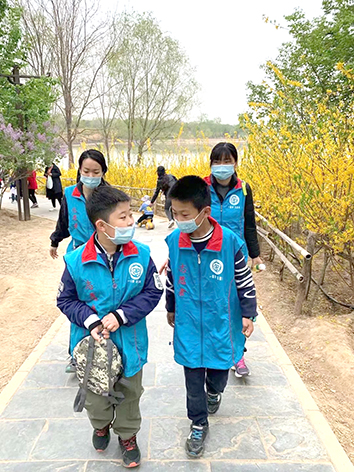 志愿服务 8岁小朋友跟着妈妈一起做志愿者 “叔叔阿姨,您打疫苗了吗?”.jpg 志愿服务 8岁小朋友跟着妈妈一起做志愿者 “叔叔阿姨,您打疫苗了吗?”.jpg