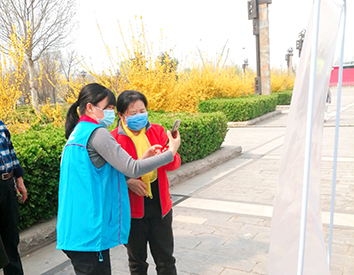 志愿服务 8岁小朋友跟着妈妈一起做志愿者 “叔叔阿姨,您打疫苗了吗?” (1).jpg 志愿服务 8岁小朋友跟着妈妈一起做志愿者 “叔叔阿姨,您打疫苗了吗?” (1).jpg