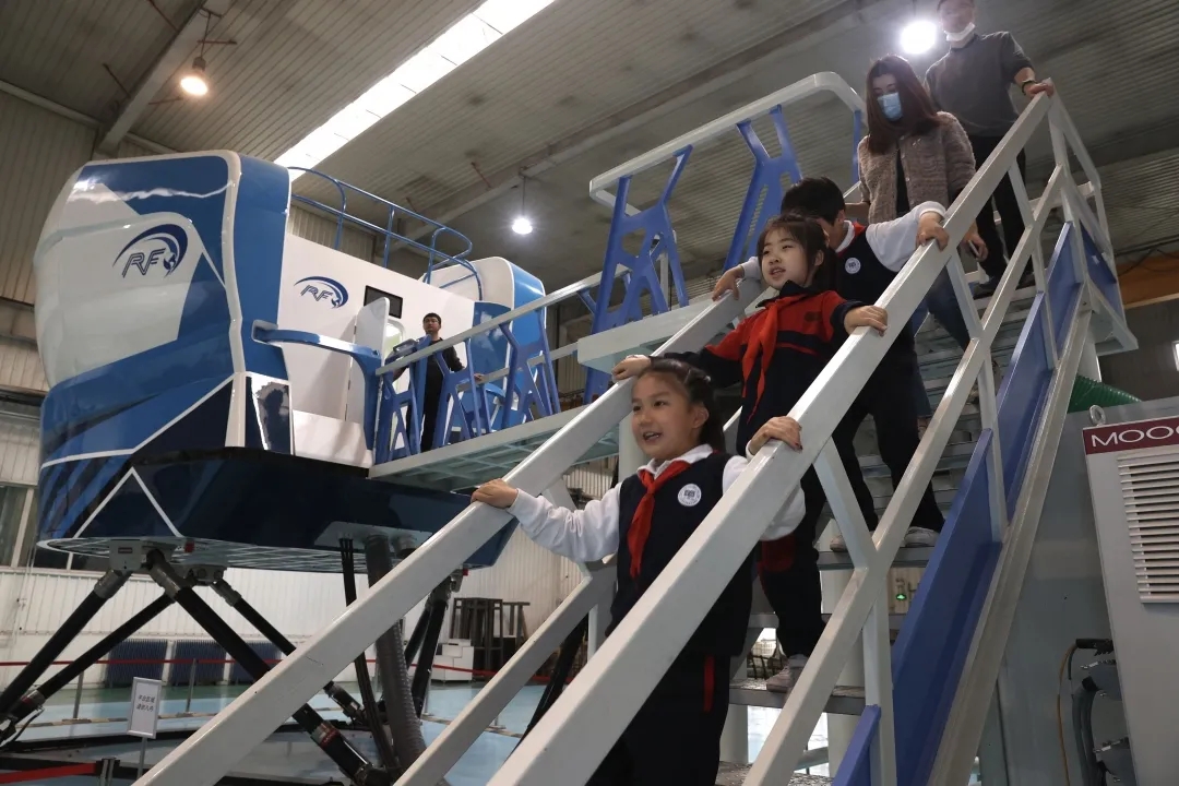 体验科技、感受飞行!北京·亦庄“科技馆之城”让“小飞行员”冲上云霄.webp.jpg 体验科技、感受飞行!北京·亦庄“科技馆之城”让“小飞行员”冲上云霄.webp.jpg