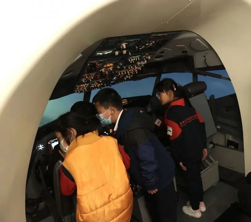 体验科技、感受飞行!北京·亦庄“科技馆之城”让“小飞行员”冲上云霄.webp (3).jpg 体验科技、感受飞行!北京·亦庄“科技馆之城”让“小飞行员”冲上云霄.webp (3).jpg