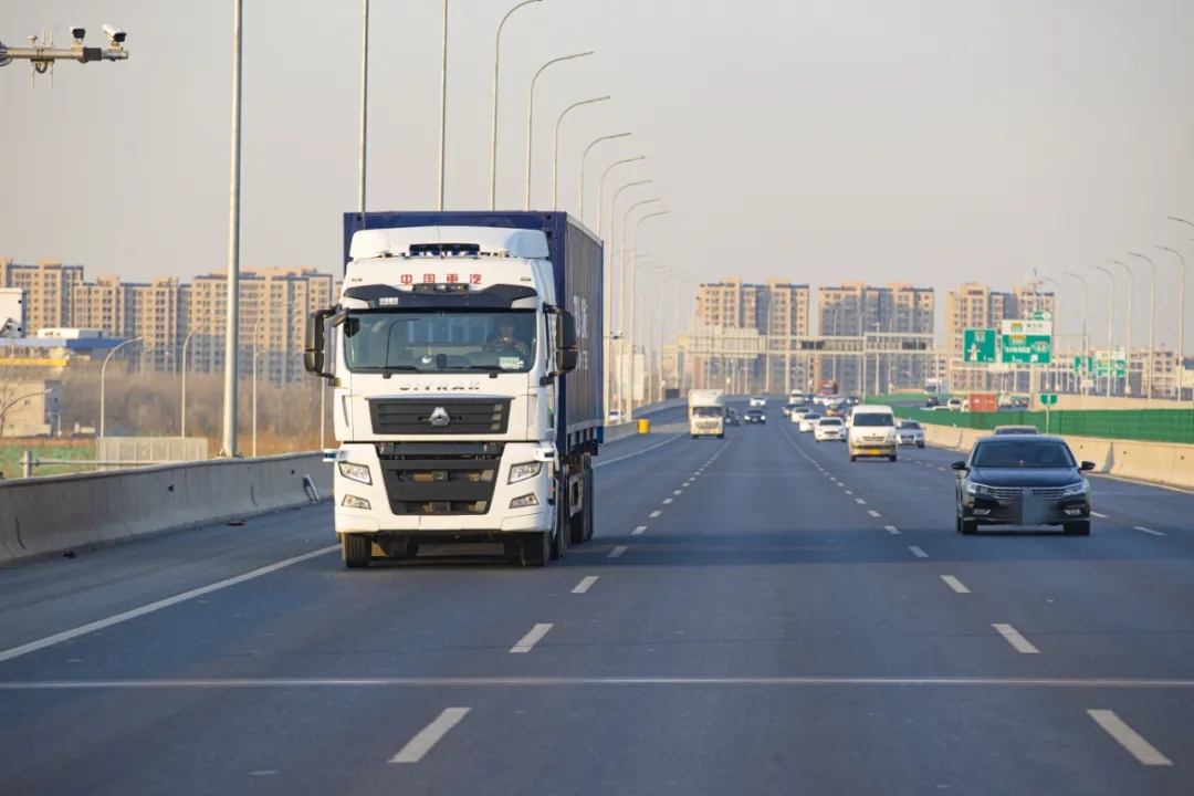 全国首个!自动驾驶卡车开启高速测试,试点位置在.webp (4).jpg 全国首个!自动驾驶卡车开启高速测试,试点位置在.webp (4).jpg