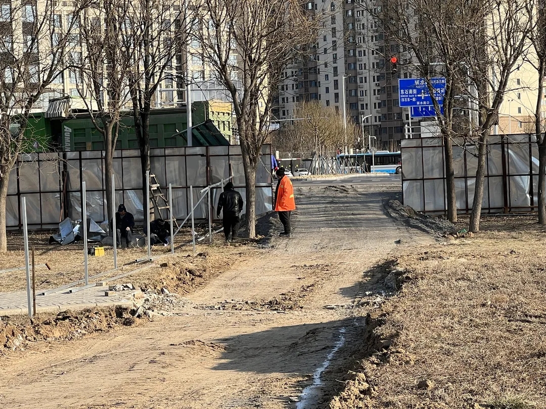 拆围挡、修临时路,17号线这两站周围居民出行不用再“兜圈”了.webp (7).jpg 拆围挡、修临时路,17号线这两站周围居民出行不用再“兜圈”了.webp (7).jpg