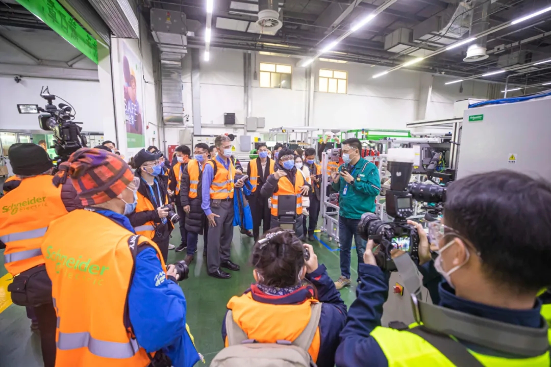 “高端制造业发展的前沿状况让我非常震撼!” 中外记者盛赞“绿色亦庄”期待“零碳”未来.webp (2).jpg “高端制造业发展的前沿状况让我非常震撼!” 中外记者盛赞“绿色亦庄”期待“零碳”未来.webp (2).jpg