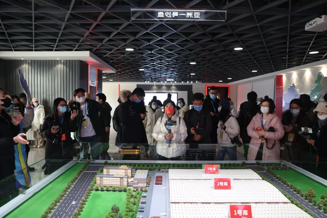 “人找货”→“货到人”,中外记者团在北京经开区探见智能物流“新基建”未来!.webp.jpg “人找货”→“货到人”,中外记者团在北京经开区探见智能物流“新基建”未来!.webp.jpg