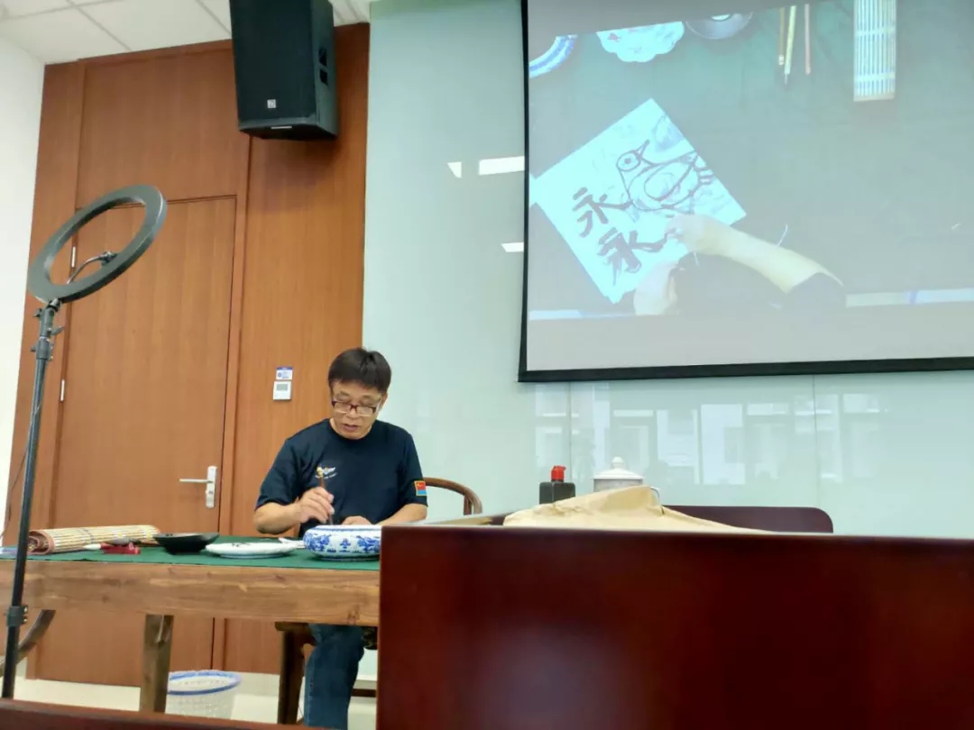 书法、绘画、智能应用……老年大学招生啦!.webp.jpg 书法、绘画、智能应用……老年大学招生啦!.webp.jpg