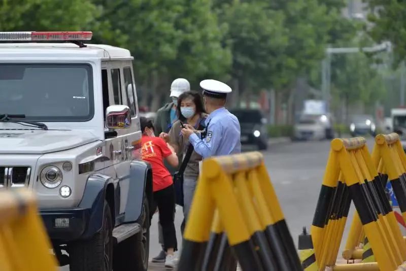 暖!经开区考点上演“止痛”接力.jpg 暖!经开区考点上演“止痛”接力.jpg