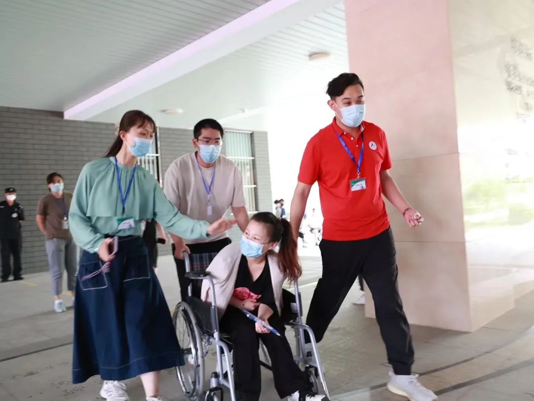 暖!经开区考点上演“止痛”接力2.jpg 暖!经开区考点上演“止痛”接力2.jpg