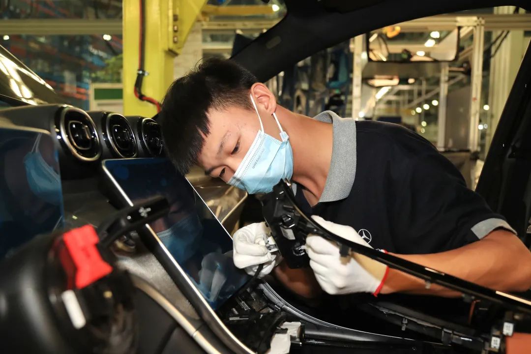 45秒产出一辆!北京奔驰数字化赋能高端制造业.jpg 45秒产出一辆!北京奔驰数字化赋能高端制造业.jpg