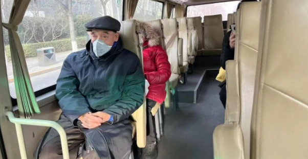专车接送，全程陪护！北京经开区暖心服务老人接种新冠疫苗