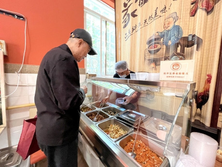 居民在养老助餐点就餐.jpg 居民在养老助餐点就餐.jpg