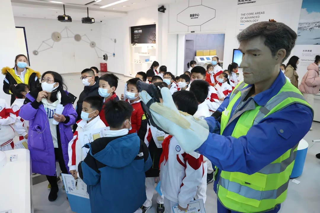 瞧!北京经开区这所学校将科技课堂开进科技一线.webp.jpg 瞧!北京经开区这所学校将科技课堂开进科技一线.webp.jpg