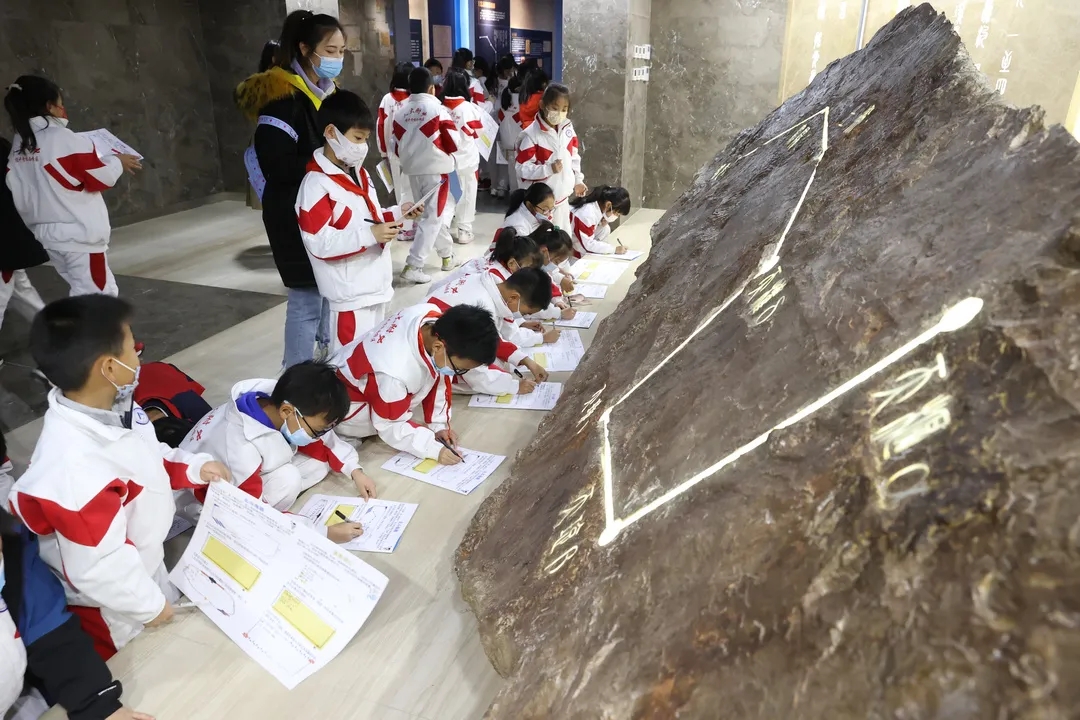 瞧!北京经开区这所学校将科技课堂开进科技一线.webp (1).jpg 瞧!北京经开区这所学校将科技课堂开进科技一线.webp (1).jpg