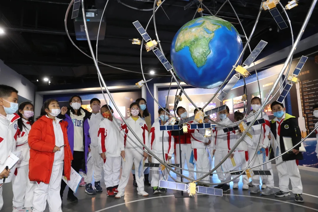 瞧!北京经开区这所学校将科技课堂开进科技一线.webp (2).jpg 瞧!北京经开区这所学校将科技课堂开进科技一线.webp (2).jpg