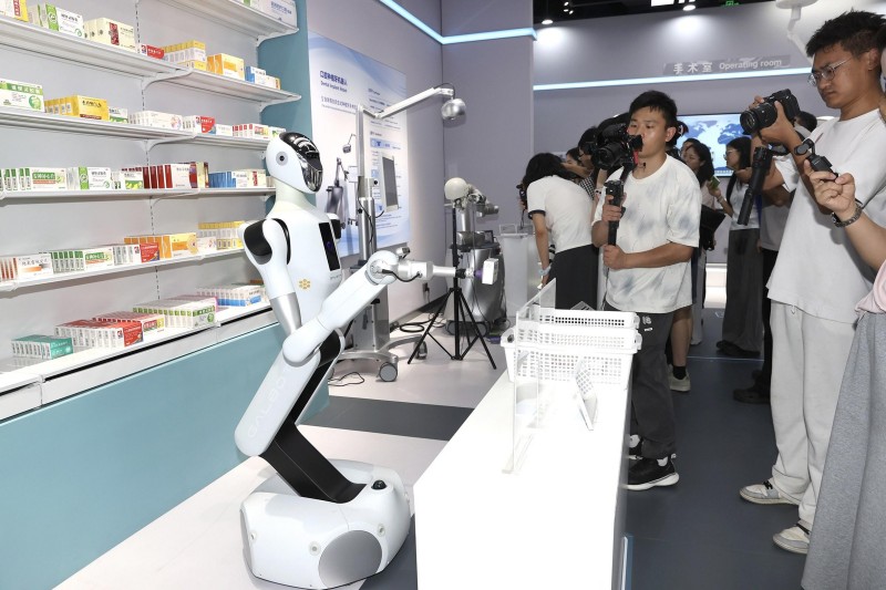 从“钢铁工人”到“温情伙伴” 机器人创新浪潮重塑未来生活图景 (7).JPG
