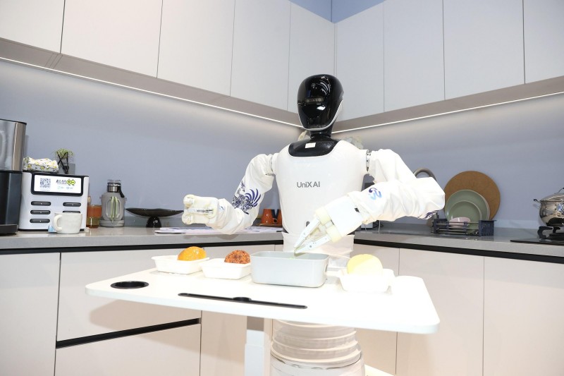 从“钢铁工人”到“温情伙伴” 机器人创新浪潮重塑未来生活图景 (1).JPG