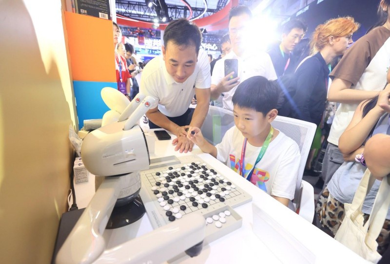 从“钢铁工人”到“温情伙伴” 机器人创新浪潮重塑未来生活图景 (8).JPG