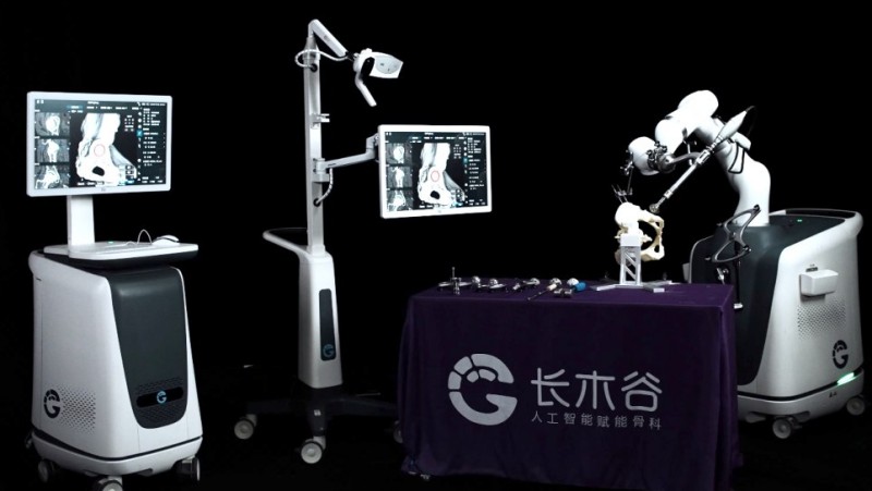 国产AI骨科手术机器人实现全球领跑.jpg 国产AI骨科手术机器人实现全球领跑.jpg