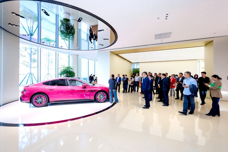 参会人员前往小米汽车工厂参观体验.jpg