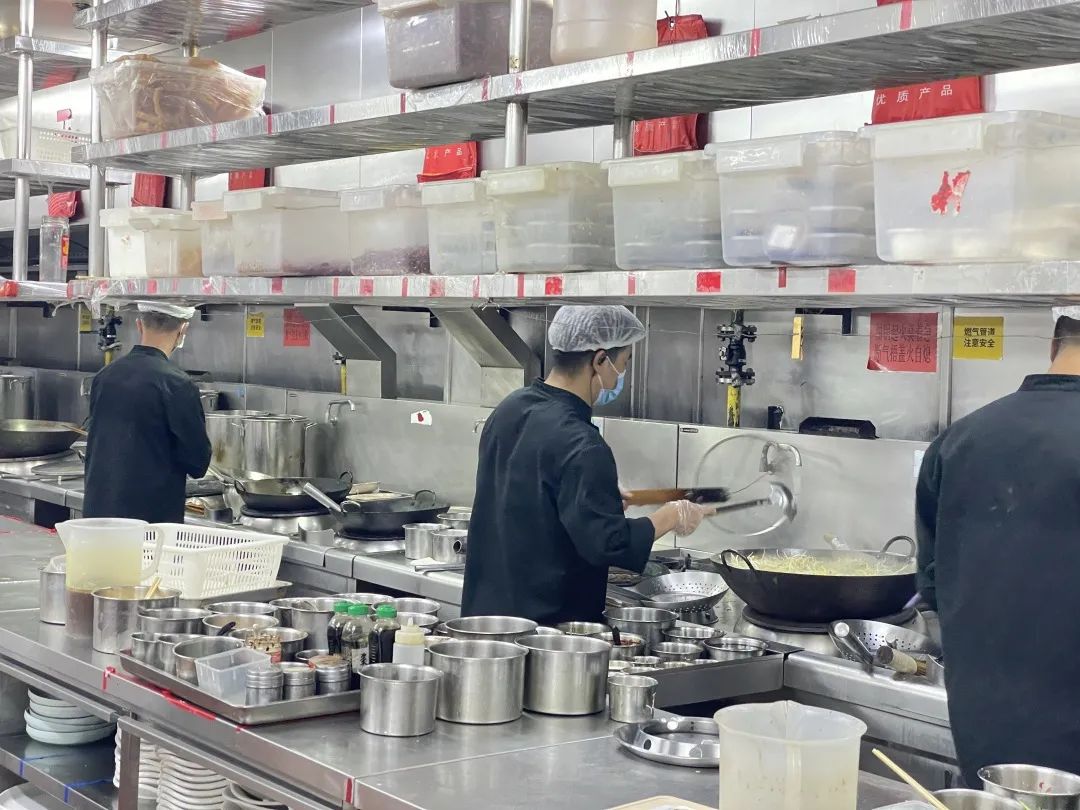 “老年餐桌”全覆盖,在家门口乐享幸福“食”光4.jpg “老年餐桌”全覆盖,在家门口乐享幸福“食”光4.jpg