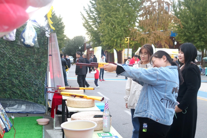 参与者们正在体验射击游戏1.jpg 参与者们正在体验射击游戏1.jpg