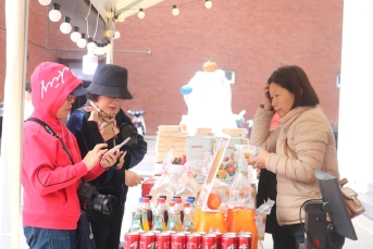 参与者们正在享用活动主办方提供的各种食物和饮品2.jpg 参与者们正在享用活动主办方提供的各种食物和饮品2.jpg