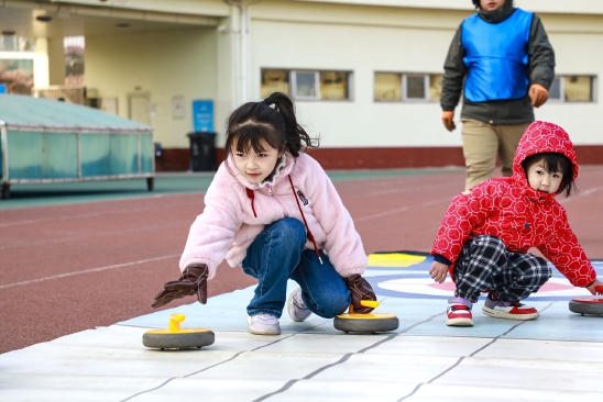 小朋友体验冰雪运动.jpg 小朋友体验冰雪运动.jpg