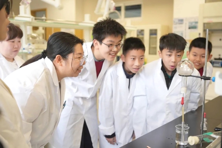 “科研体验营”引导学生探索科学真知.jpg