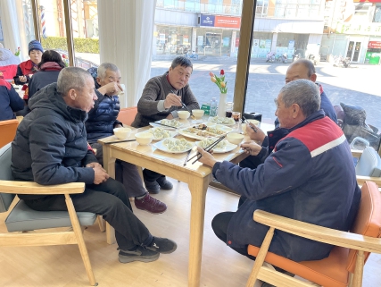 老人们正在助餐点内享用美食.jpg 老人们正在助餐点内享用美食.jpg