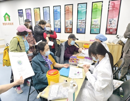 老人们正在体检.jpg 老人们正在体检.jpg