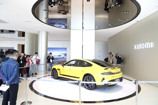 市民游客围观了解小米SU7 Ultra.jpg 市民游客围观了解小米SU7 Ultra.jpg