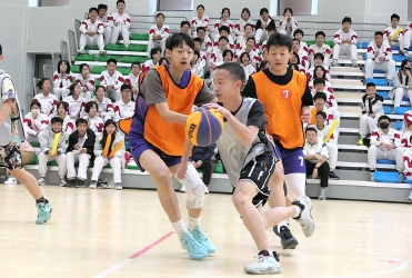 球员们在赛场上奋力拼搏.jpg 球员们在赛场上奋力拼搏.jpg