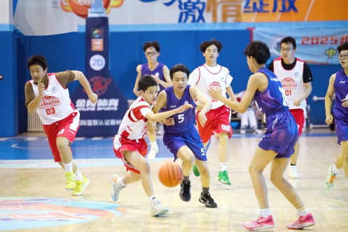 球员们在赛场上释放青春的活力与激情.jpg 球员们在赛场上释放青春的活力与激情.jpg