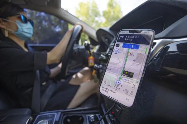 手机提醒红绿灯倒计时,解锁经开区驾车行驶新体验.jpg 手机提醒红绿灯倒计时,解锁经开区驾车行驶新体验.jpg