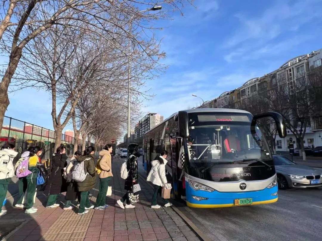 北京71条定制公交接送孩子上下学!如有需求扫码申请.jpg 北京71条定制公交接送孩子上下学!如有需求扫码申请.jpg