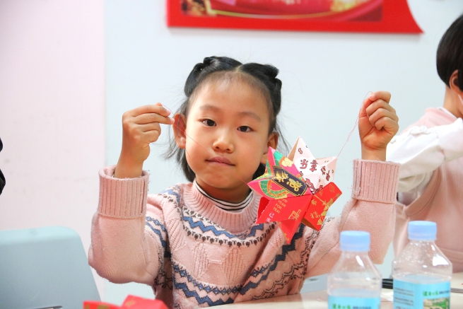 小朋友展示制作的灯笼。.jpg 小朋友展示制作的灯笼。.jpg