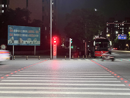 瀛海镇智慧发光斑马线守护市民每一步.jpg