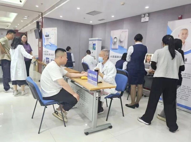 医生结合智能诊断报告为员工问诊.jpg 医生结合智能诊断报告为员工问诊.jpg