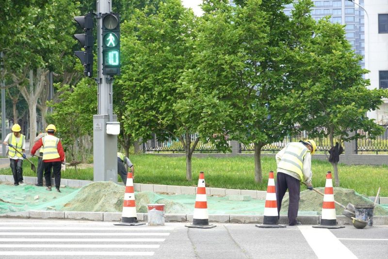 经开区开展道路养护工程.jpg 经开区开展道路养护工程.jpg