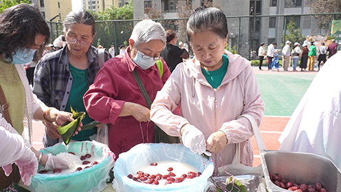 公益集市把贴心服务送到居民家门口.jpg 公益集市把贴心服务送到居民家门口.jpg