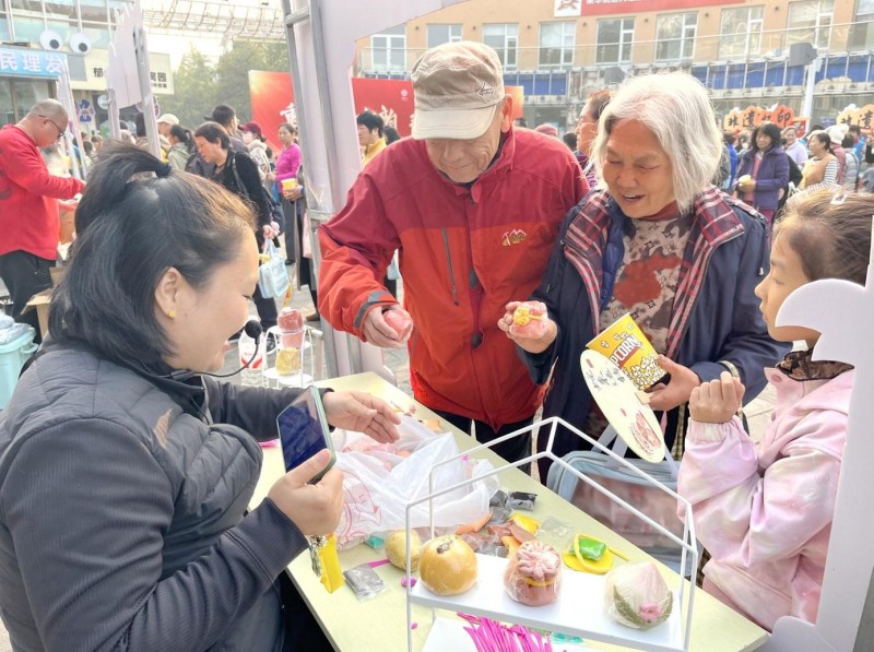 非遗市集邀老人乐享烟火重阳.JPG