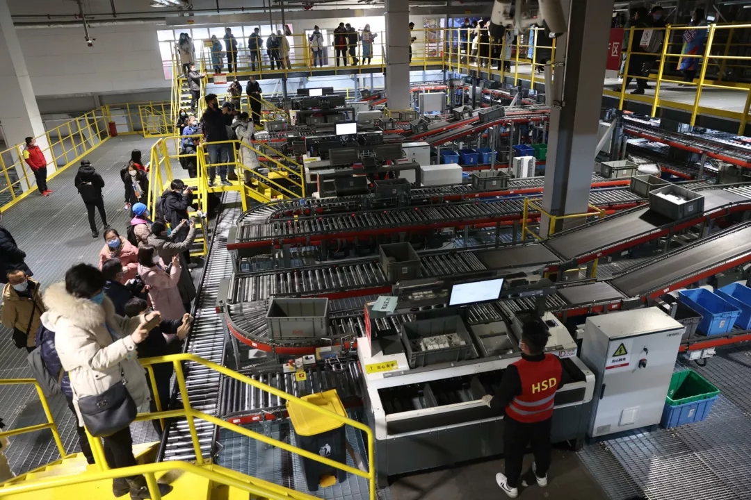 中外记者走进亦城创新行.webp (1).jpg