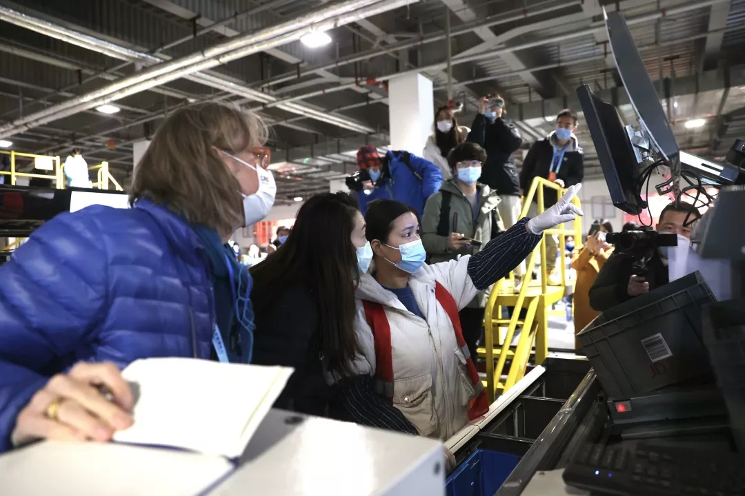 中外记者走进亦城创新行.webp (2).jpg