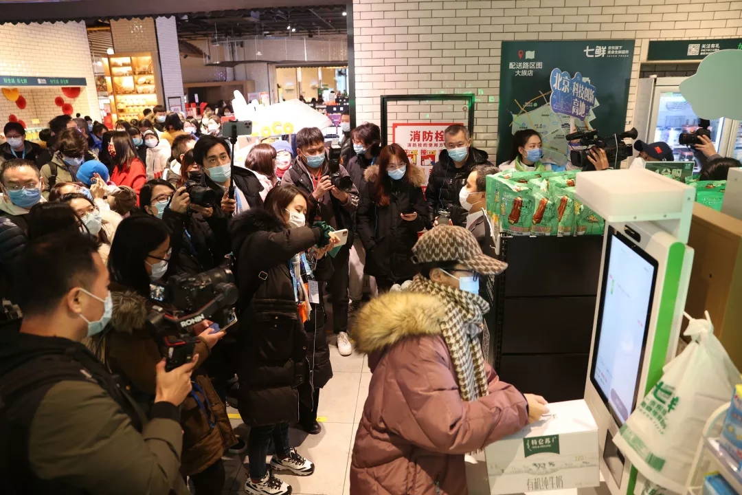 中外记者走进亦城创新行.webp (3).jpg