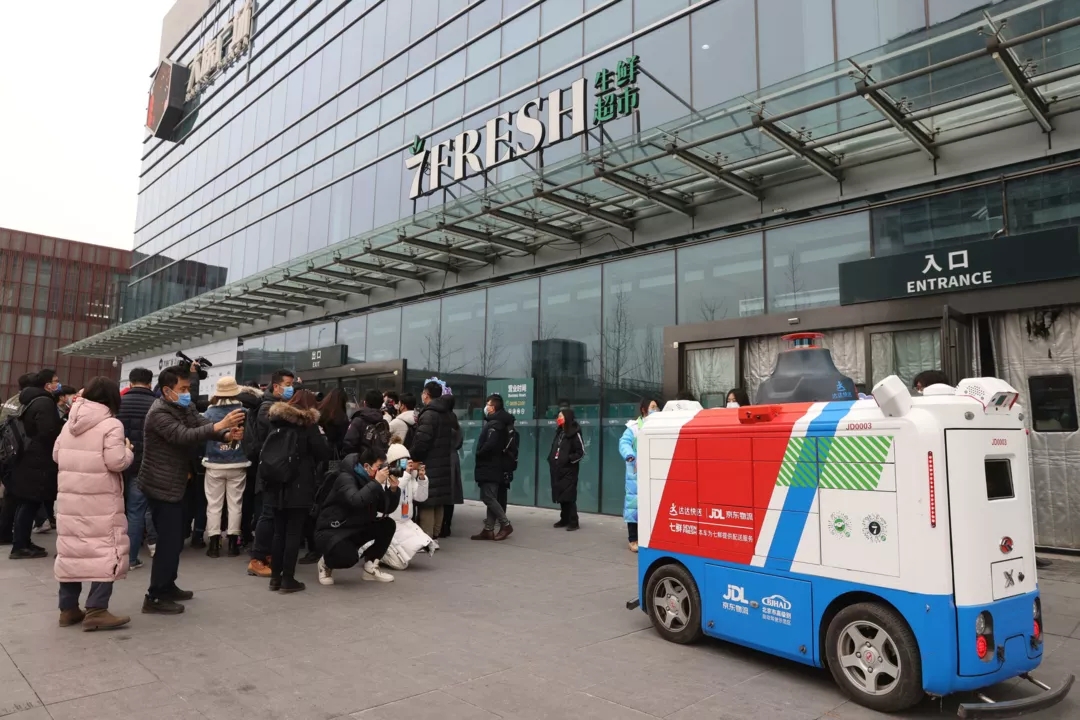 中外记者走进亦城创新行.webp (4).jpg