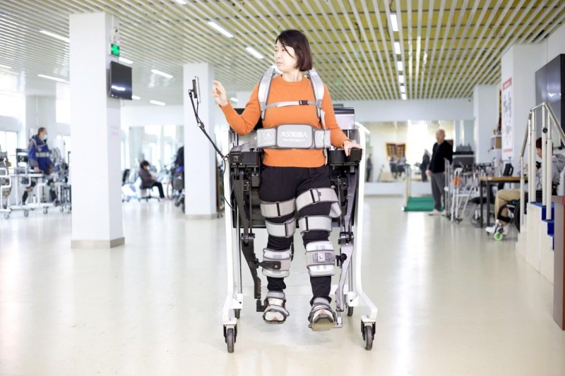 大艾机器人：外骨骼机器人从百万天价飞入寻常百姓家.JPG