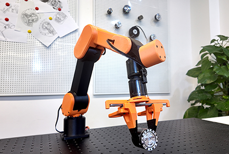 EduLite A3开源机械臂精准夹起桌上的工具.JPG