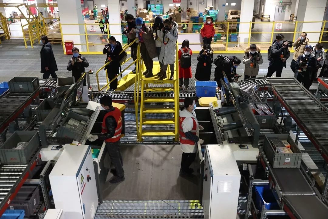 “人找货”→“货到人”，中外记者团在北京经开区探见智能物流“新基建”未来！.webp (1).jpg